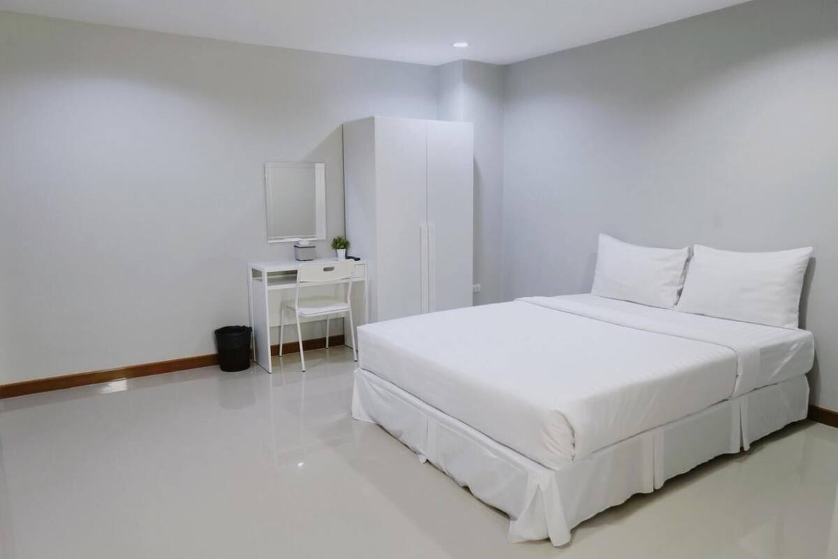 In-room safe, WiFi (free)