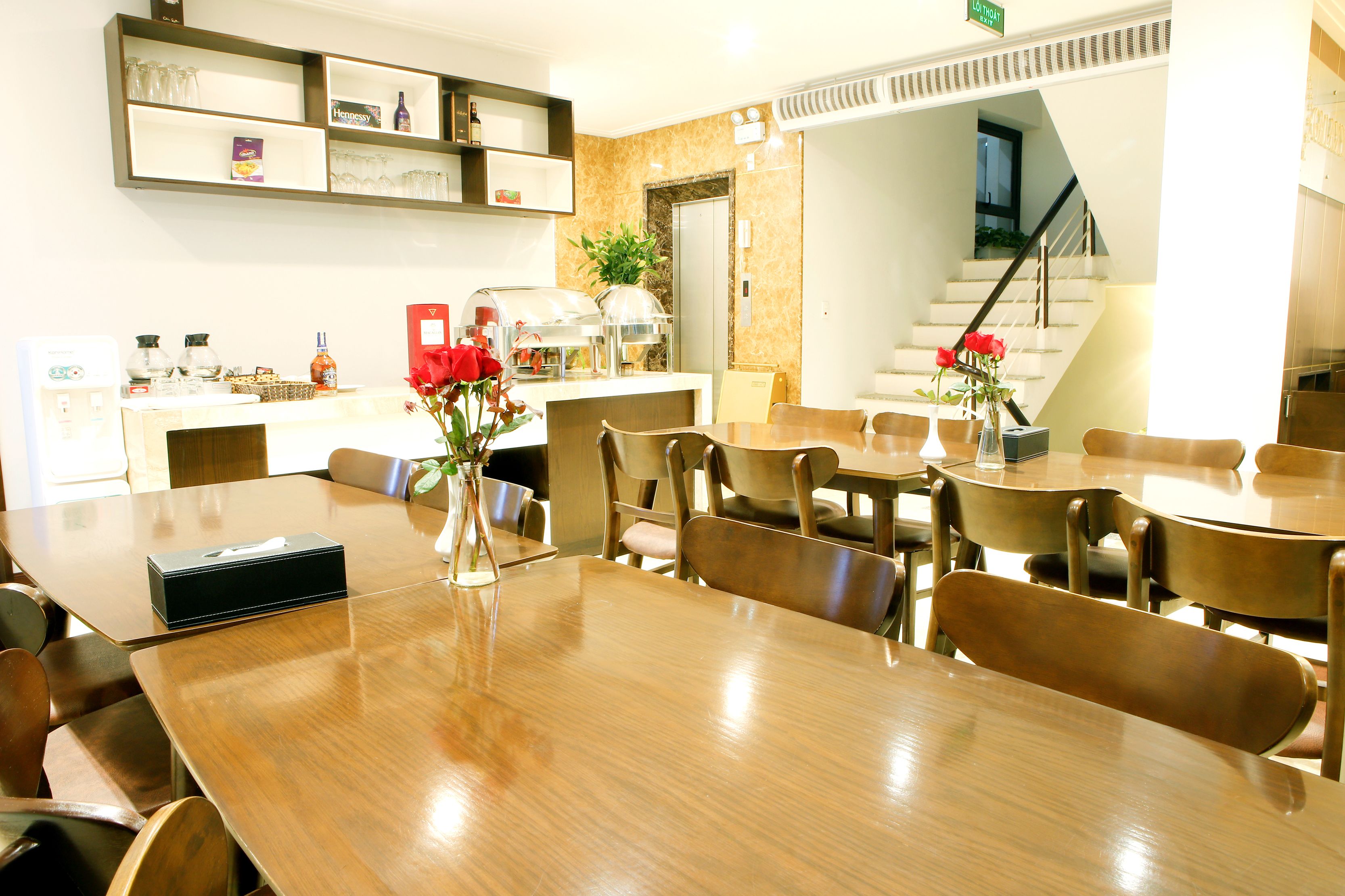 breakfast, lunch, dinner served; local and international cuisine