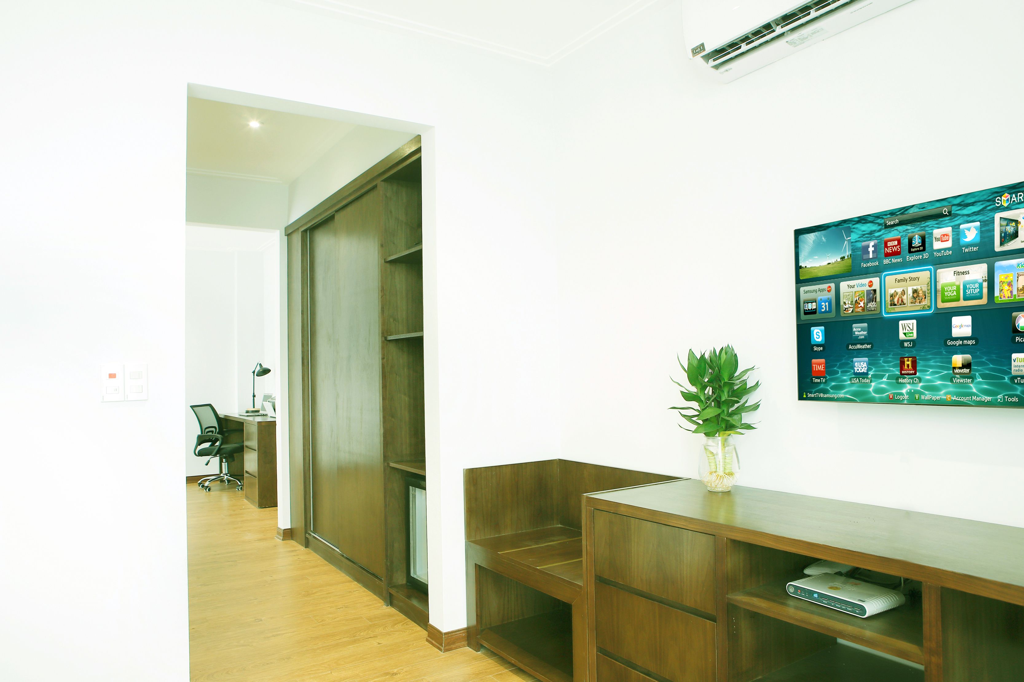 luxury suite, city view | minibar, in-room safe, desk, soundproofing