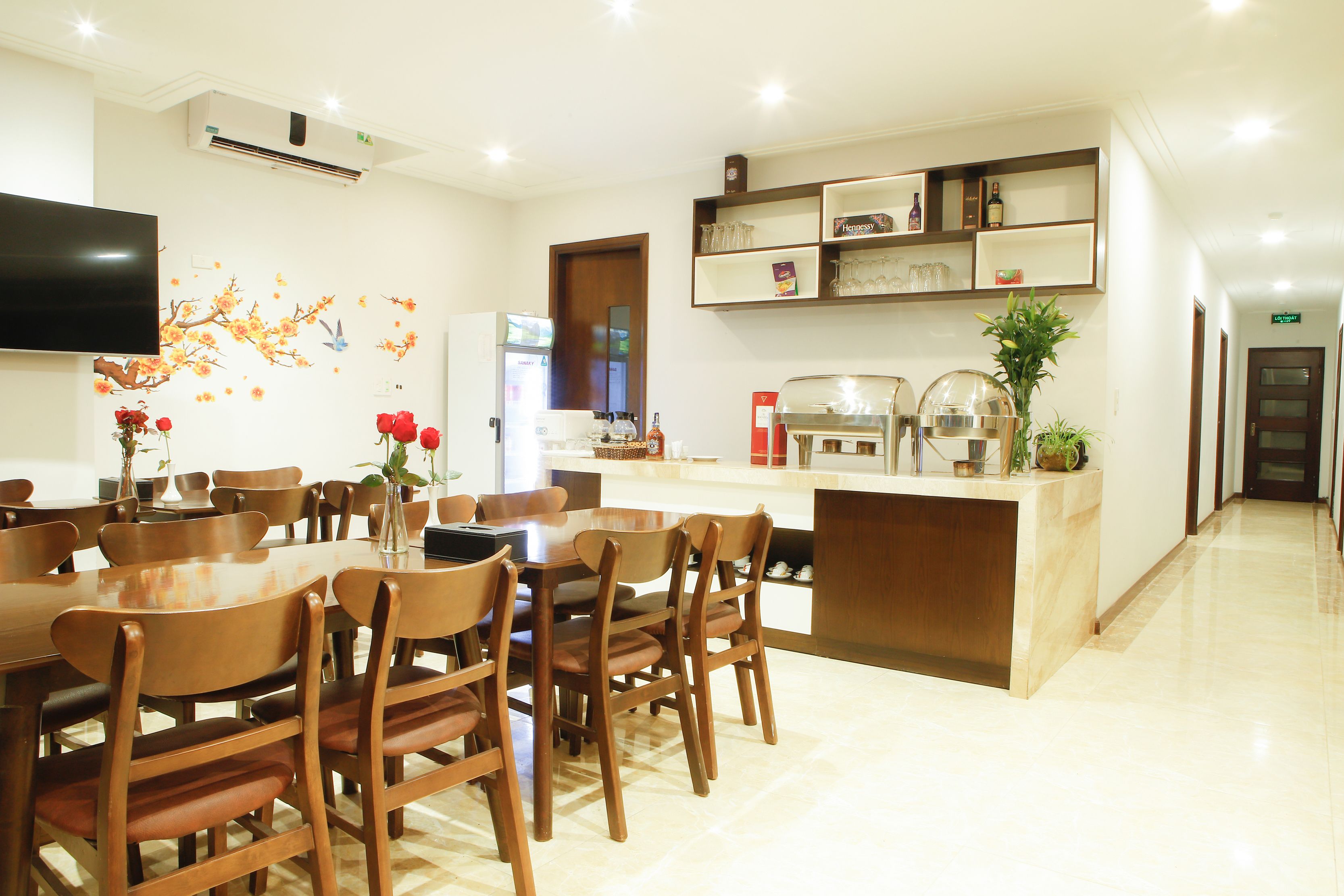 breakfast, lunch, dinner served; local and international cuisine