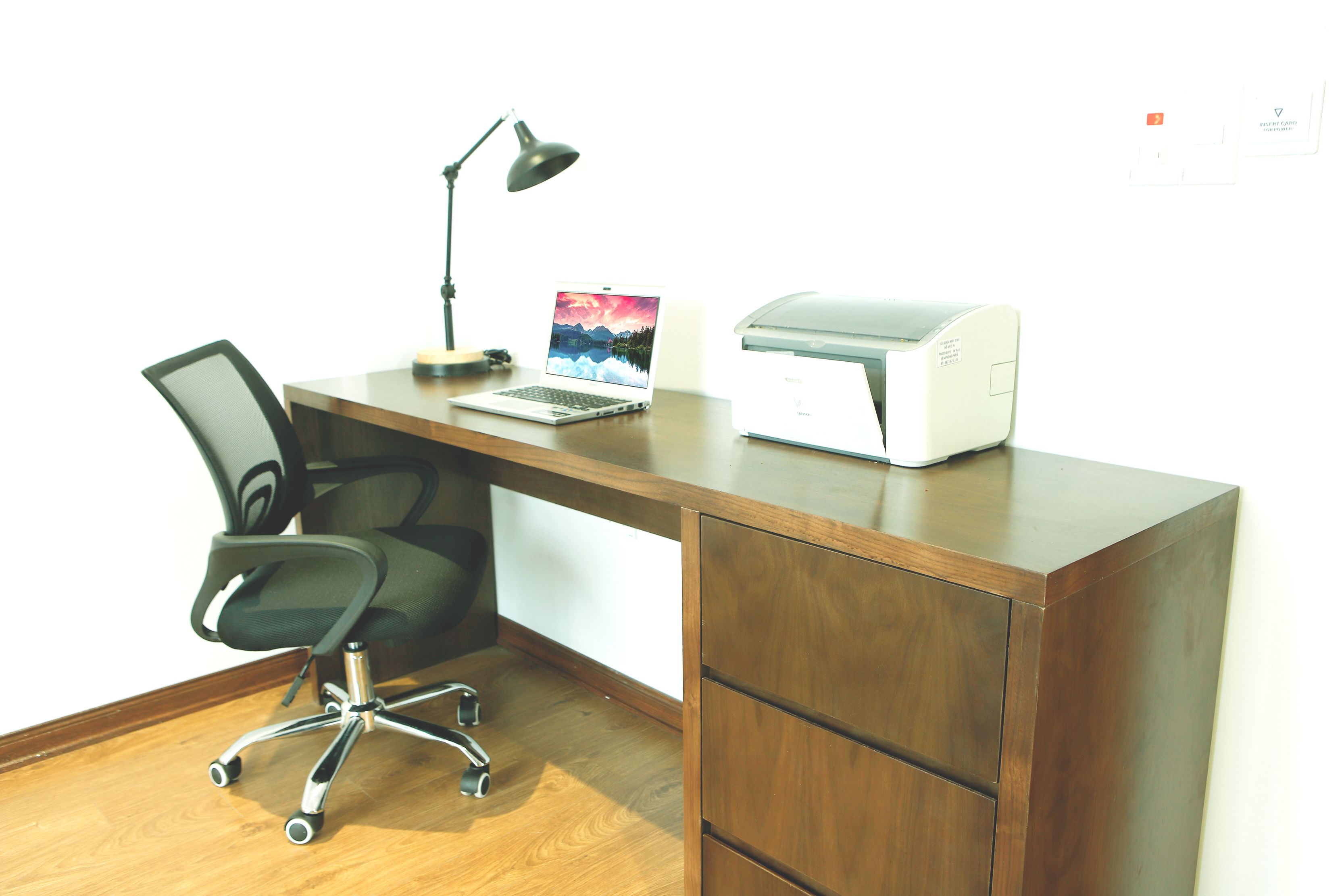 luxury suite, city view | living area | lcd tv, netflix