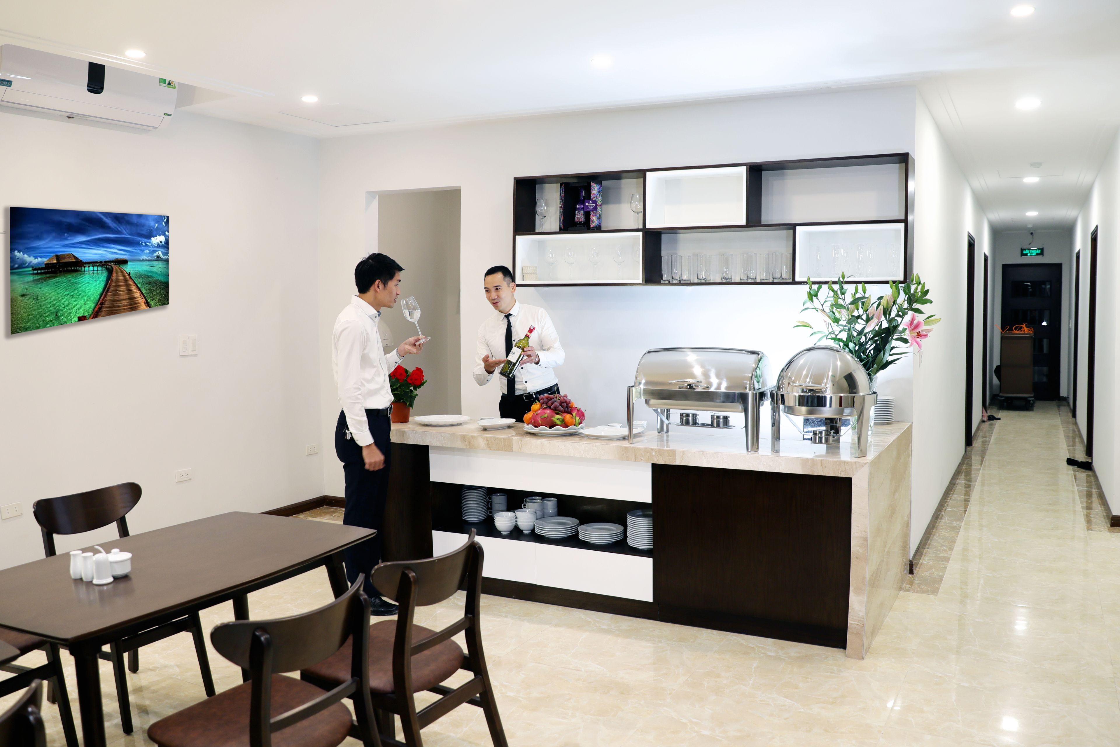 breakfast, lunch, dinner served; local and international cuisine