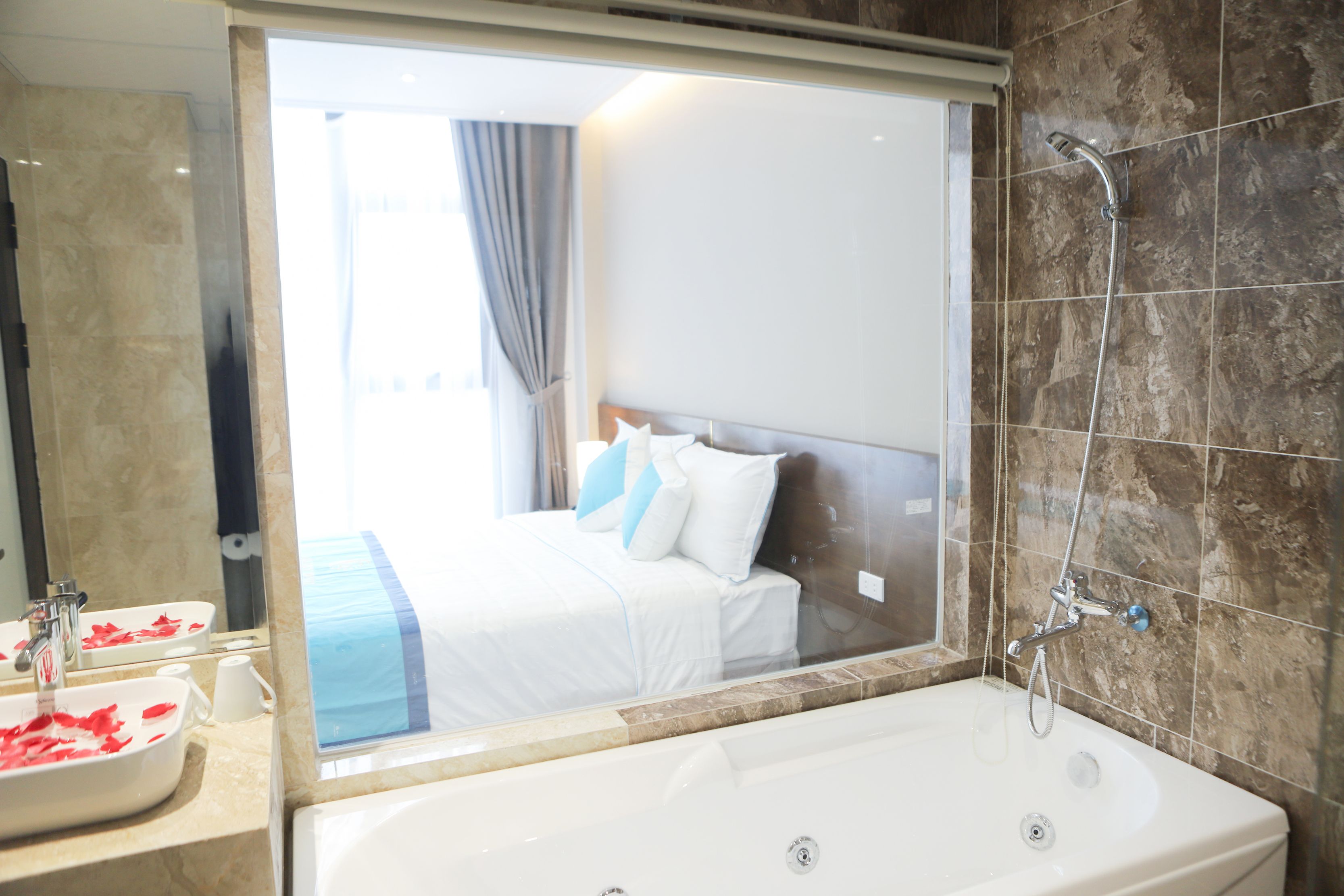 luxury suite, city view | jetted bathtub