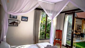 Desk, soundproofing, rollaway beds, free WiFi