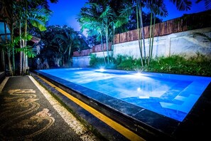 Una piscina al aire libre