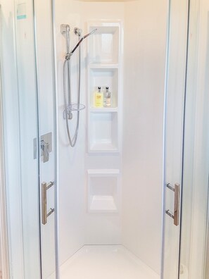 Casa familiar, 4 habitaciones, terraza, en la zona del jardín | Baño | Ducha y bañera combinadas y artículos de higiene personal gratuitos