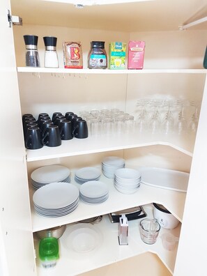 Familie huis, 4 slaapkamers, terras, aan tuin | Privékeuken | Een koelkast met diepvriezer, een microgolfoven, een oven, een kookplaat