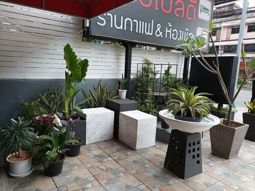 Double D Rooms & Cafe