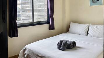 Habitación Deluxe doble, 1 cama de matrimonio, no fumadores, balcón | Escritorio, espacio para trabajar con un portátil, cortinas opacas