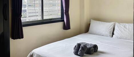 Deluxe tweepersoonskamer, 1 queensize bed, niet-roken, balkon | Een bureau, een laptopwerkplek, verduisterende gordijnen, gratis wifi