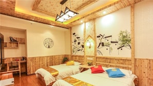 Une chambre d’hôtel avec deux lits, des murs en bois, une petite table et une chaise.