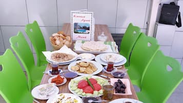 每日供应全套早餐(每人 EUR 4.5)