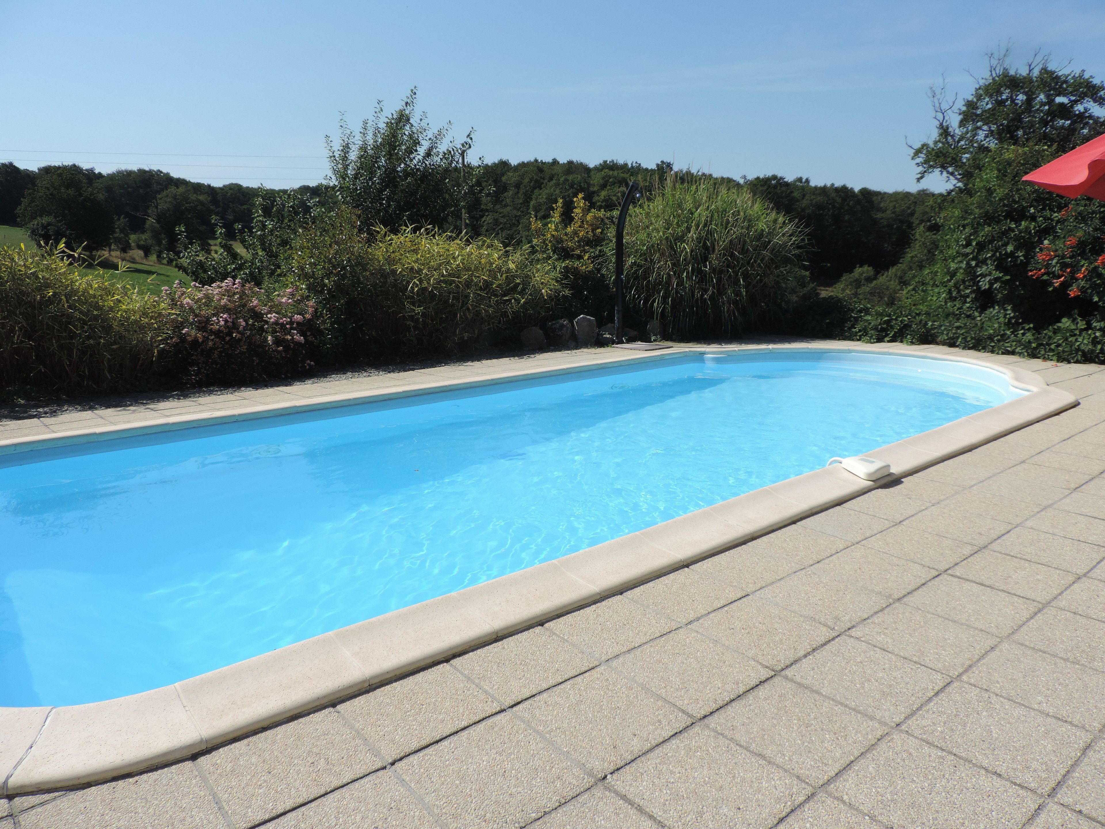 Kolam renang outdoor musiman, dengan payung kolam renang