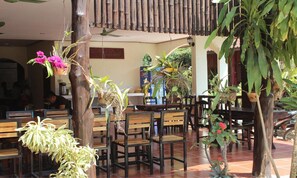 Outdoor dining - Vang Vieng Garden Bungalow (Vang Vieng)