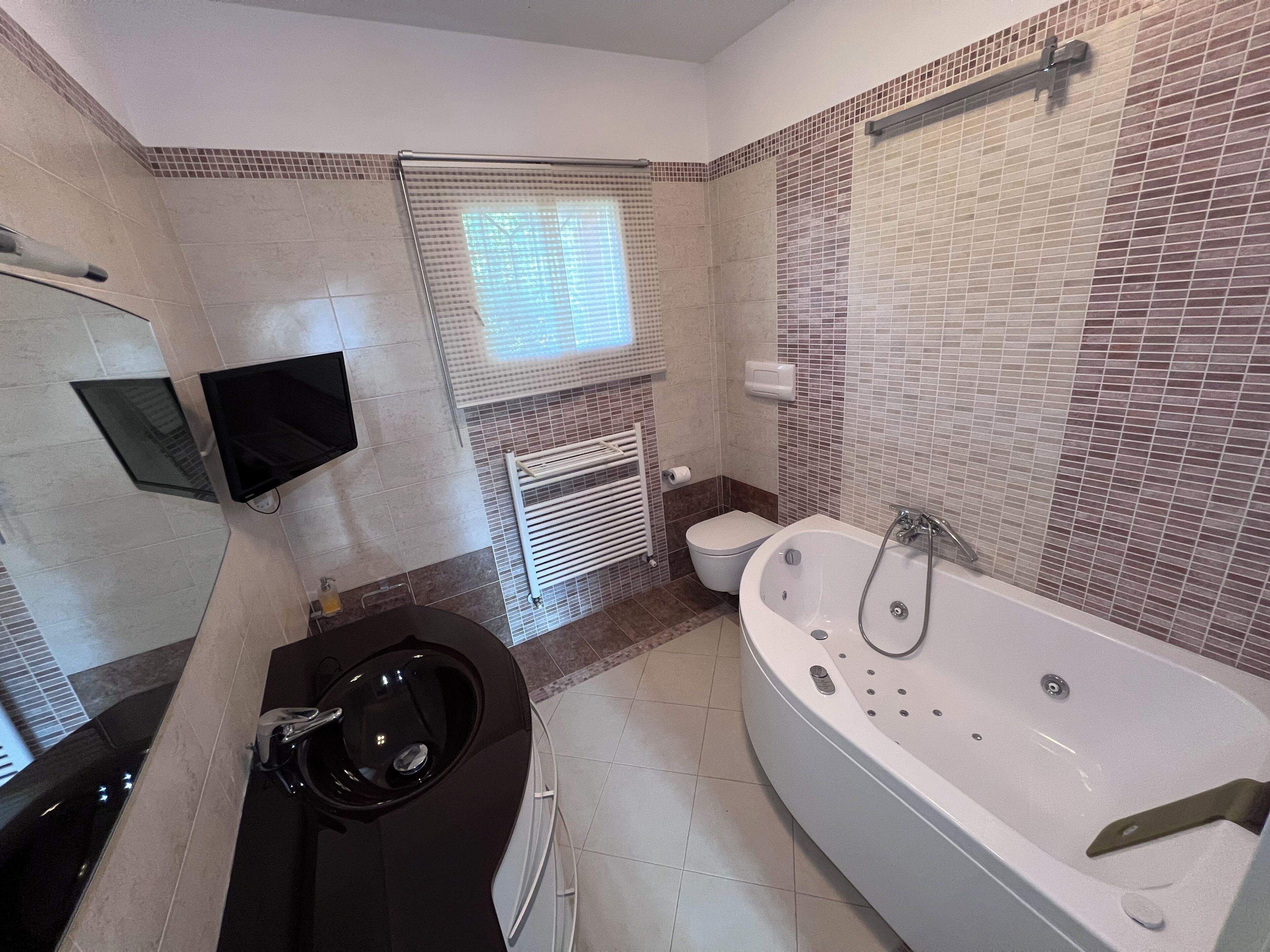 Une salle de bain avec une baignoire, des toilettes et un lavabo.