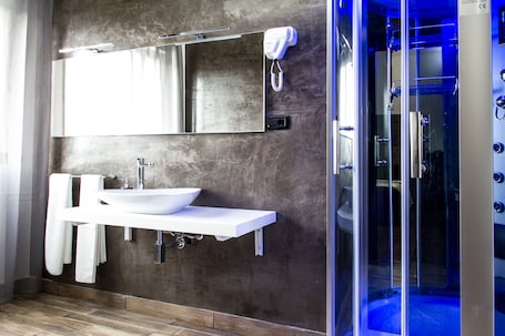 Classic Suite, 1 Bedroom, Private Bathroom, Tower | Bathroom. B2in Suite & Office