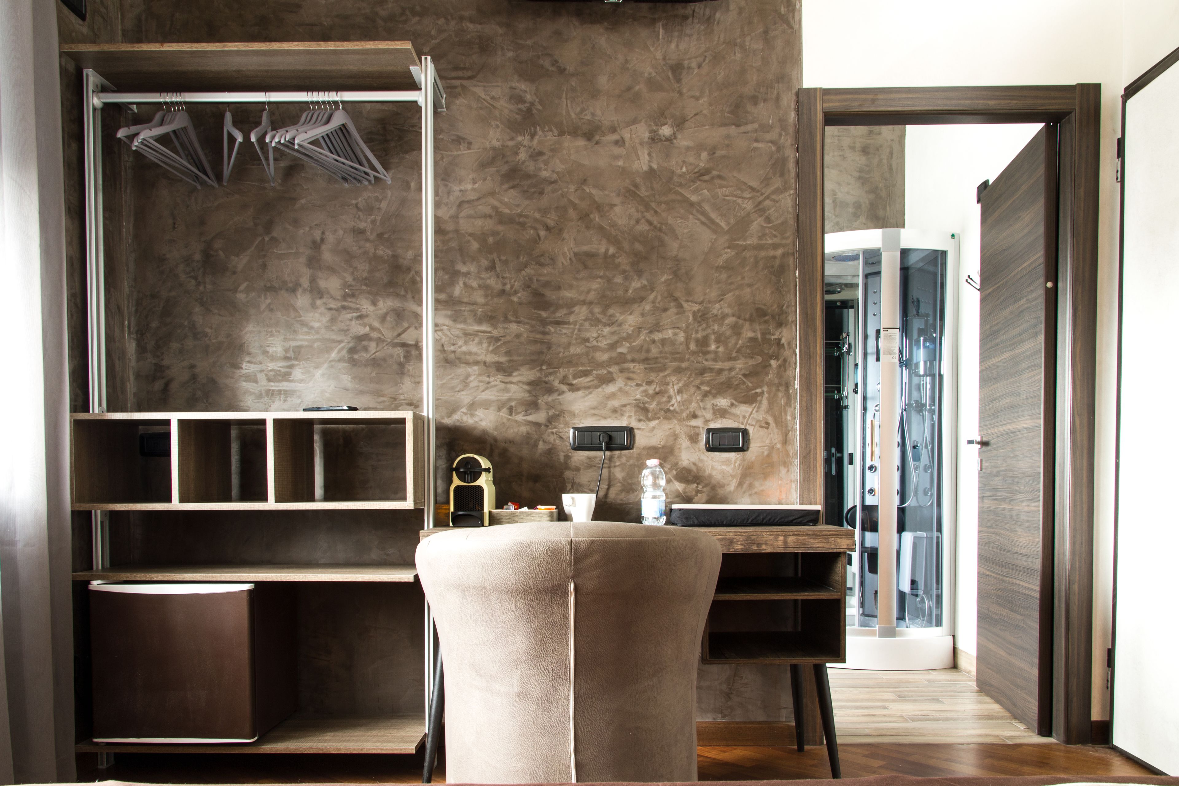 Suite clásica, 1 habitación, baño privado, torre | Minibar y caja de seguridad en la habitación 