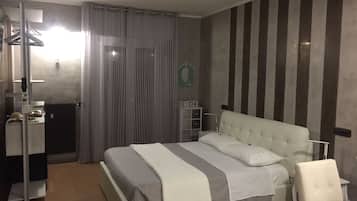 Romanttinen sviitti, 1 makuuhuone, oma kylpyhuone, puolikerroksessa | 1 makuuhuone, minibaari, tallelokero huoneessa