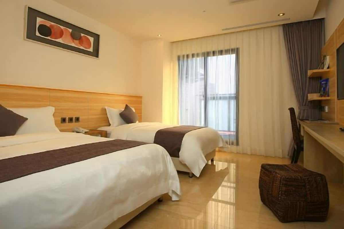 Premium bedding, down comforters, in-room safe, desk