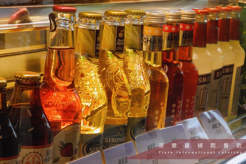 Diversitat de begudes embotellades en una vitrina refrigerada.