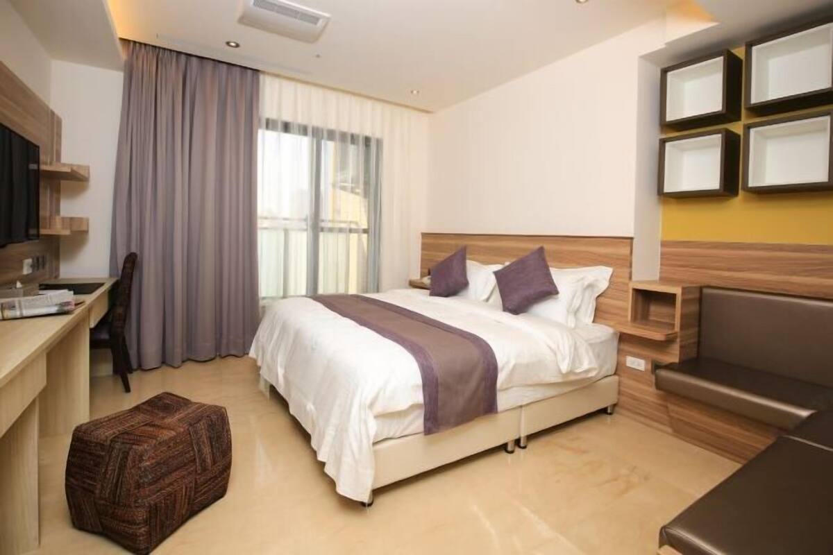 Premium bedding, down comforters, in-room safe, desk