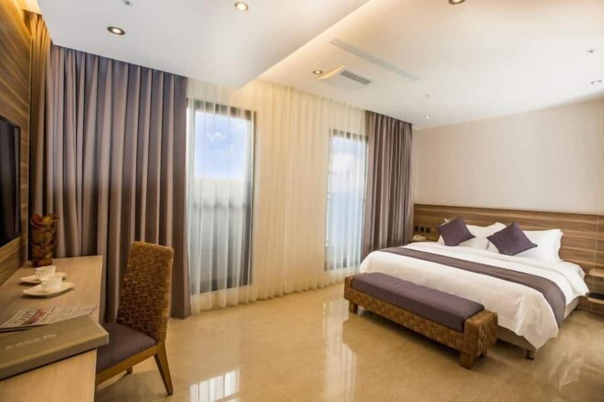 Premium bedding, down comforters, in-room safe, desk