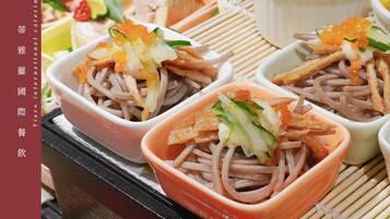 Una mesa con cuencos de fideos cubiertos de huevas de pescado y verduras.