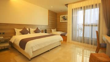 高級寝具、羽毛の掛け布団、セーフティボックス (室内)、デスク