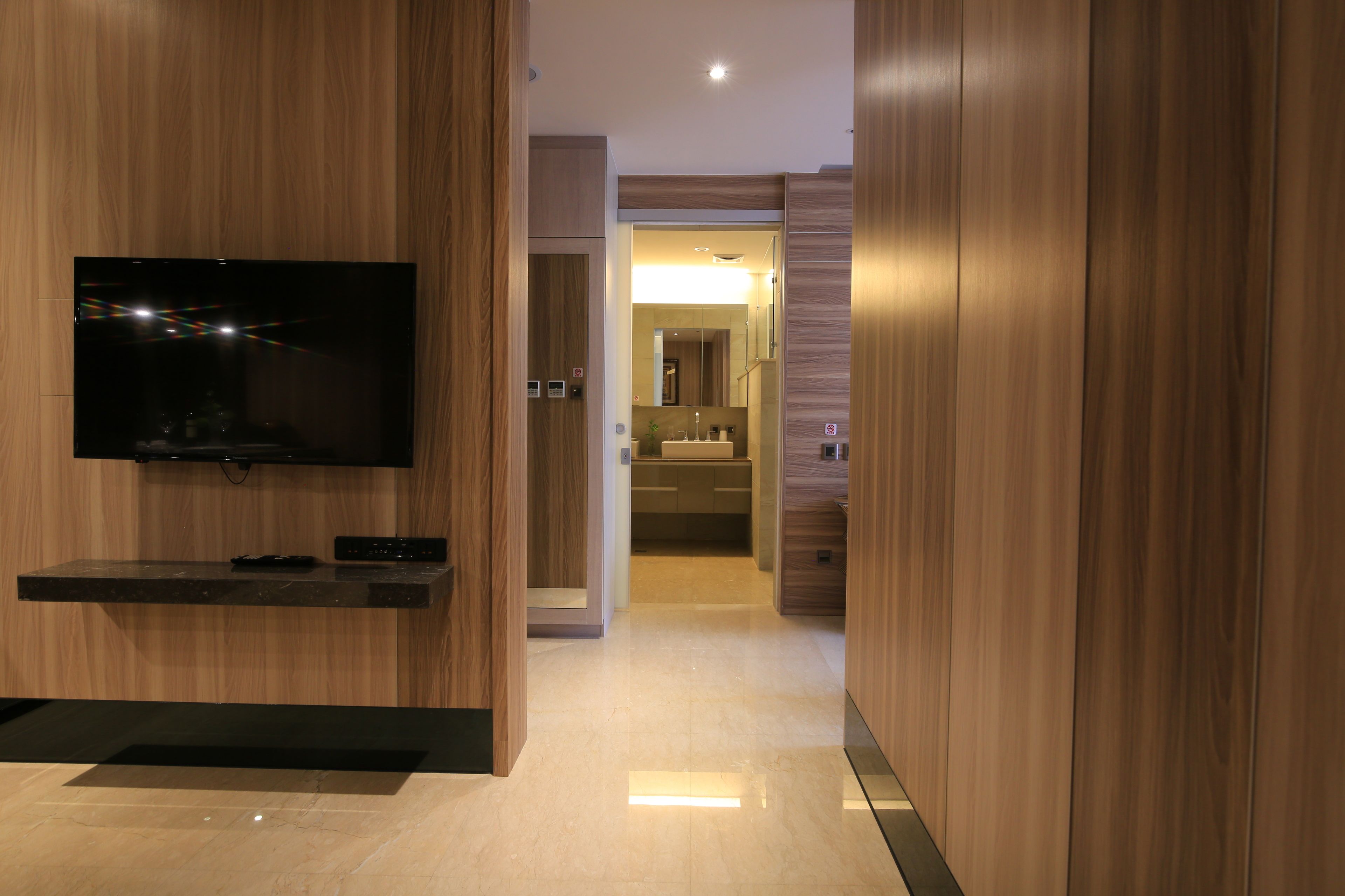 executive double room, 1 queen bed, bathtub, tower | view from room