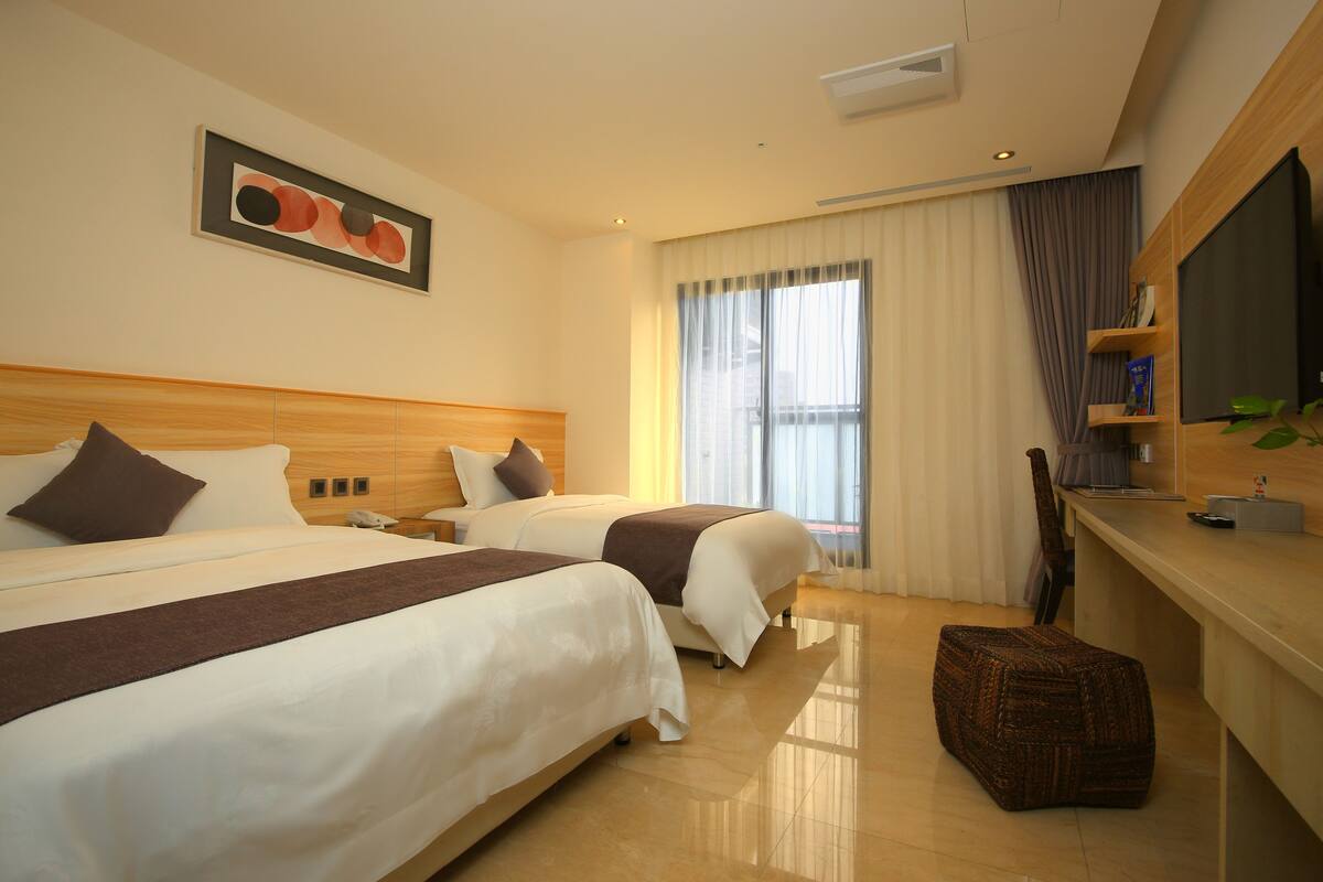 Premium bedding, down comforters, in-room safe, desk