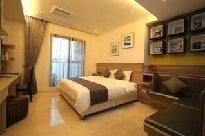 Dobbeltrom – superior, 1 queensize-seng, balkong, byutsikt | Sengetøy av topp kvalitet, dundyner, safe på rommet og skrivebord