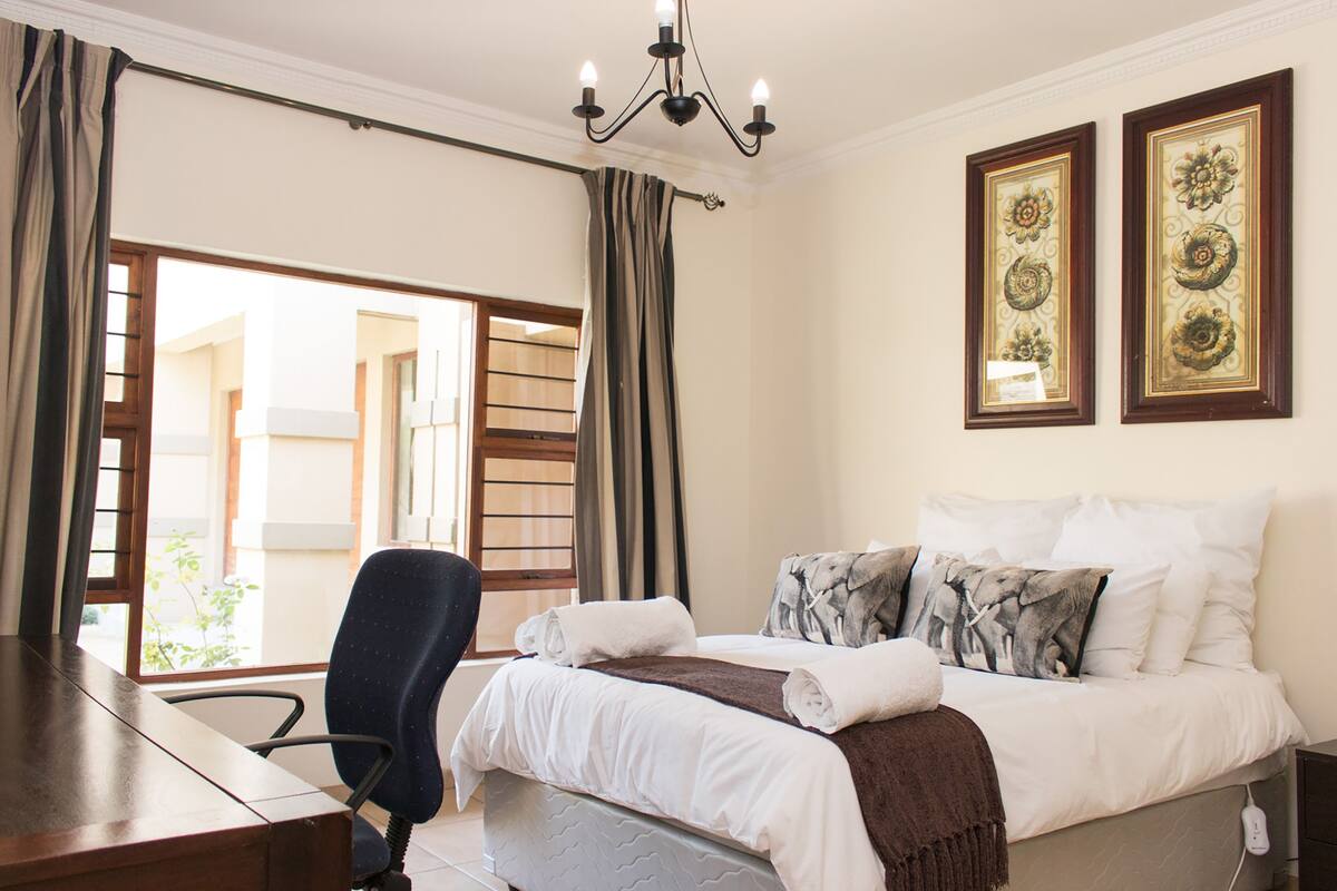 Habitación doble ejecutiva, 1 cama Queen size, baño en la habitación, planta baja | 1 habitación