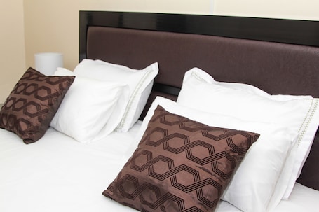 Ropa de cama de alta calidad y caja de seguridad en la habitación