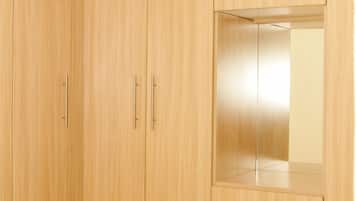 Ropa de cama de alta calidad y caja de seguridad en la habitación