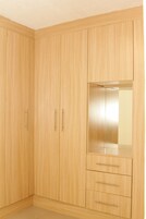 Ropa de cama de alta calidad y caja de seguridad en la habitación 