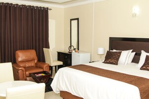 Ropa de cama de alta calidad y caja de seguridad en la habitación 