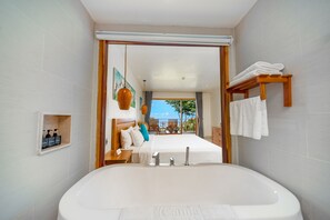 Separate tub and shower, free toiletries, hair dryer, bathrobes - Camia Resort & Spa (Phu Quoc)