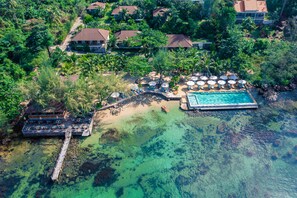 Private beach, beach umbrellas, beach towels, beach bar - Camia Resort & Spa (Phu Quoc)