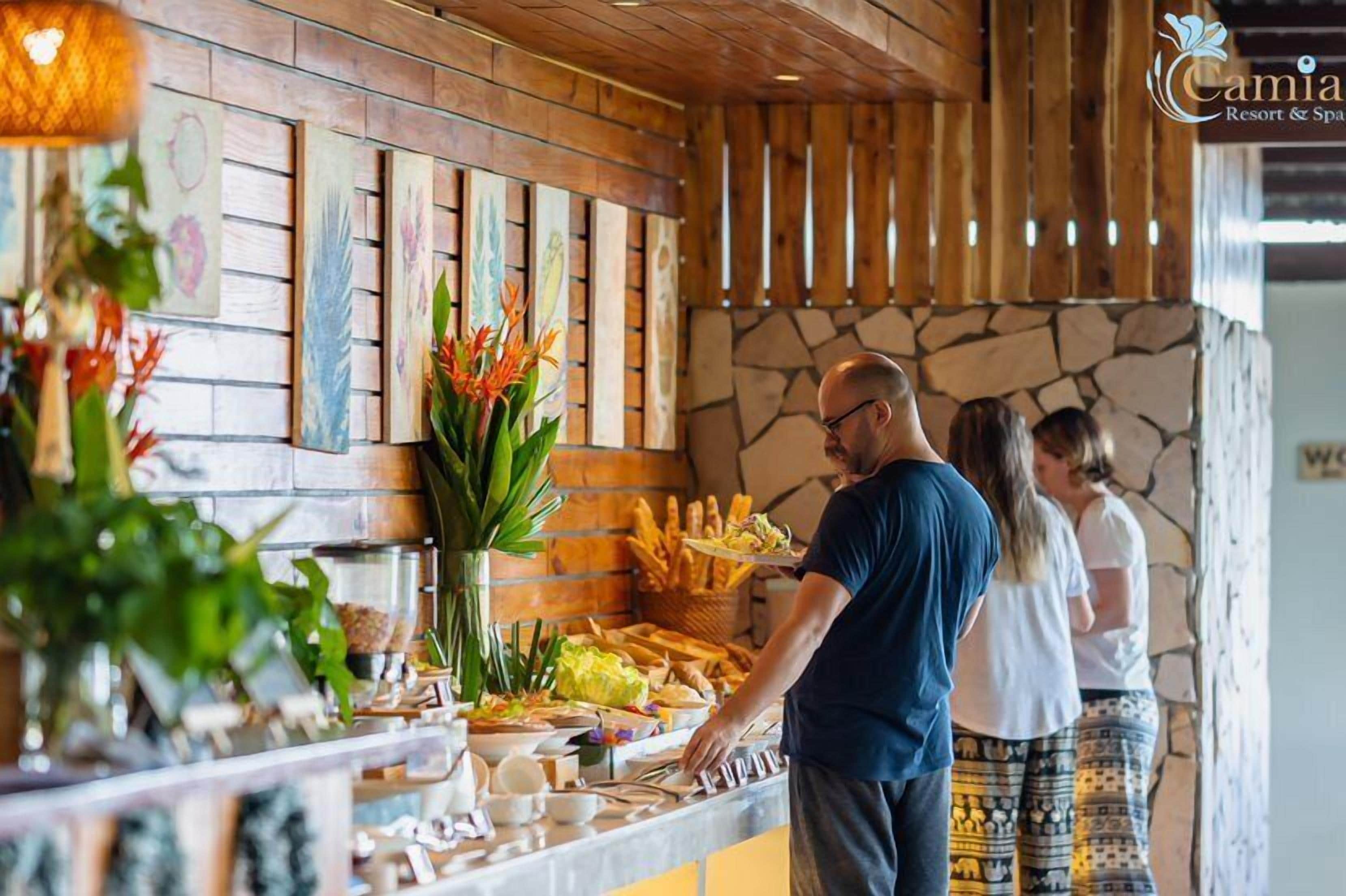 free daily full breakfast