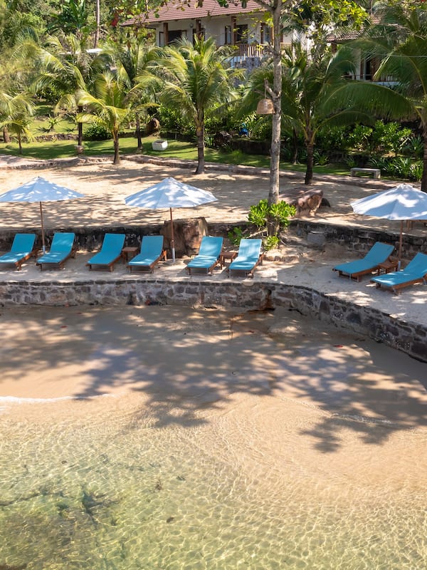 Private beach, beach umbrellas, beach towels, beach bar