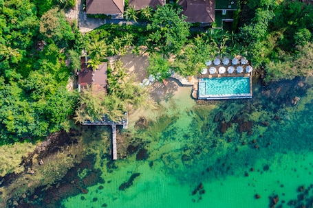 Una piscina al aire libre, sillones reclinables de piscina