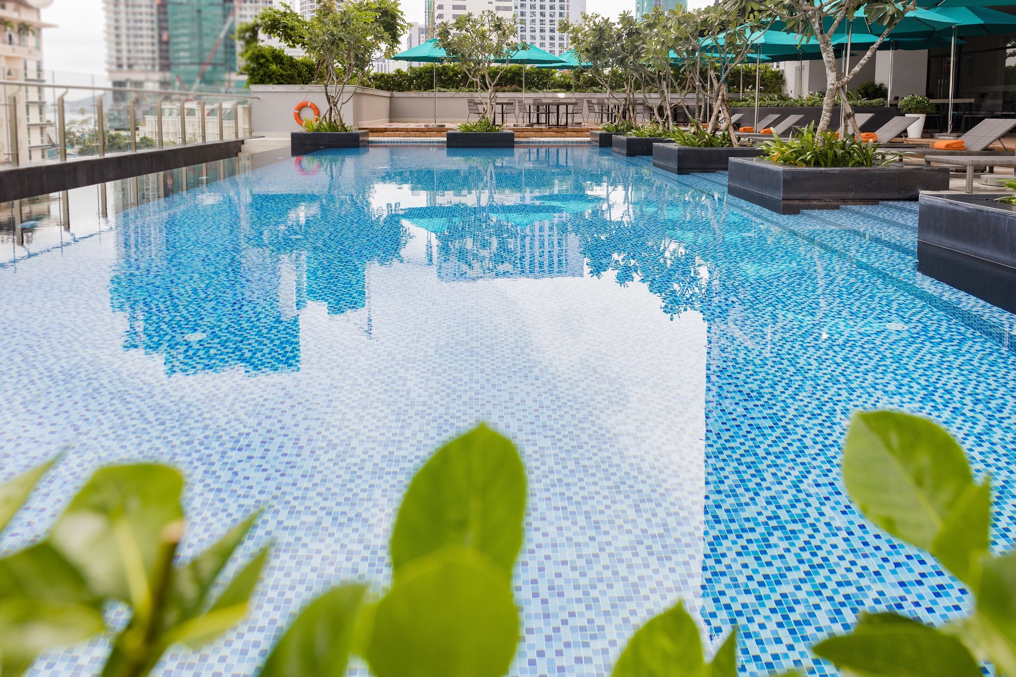 Utendørsbasseng, bassengparasoller og solsenger