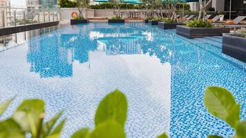 Kolam renang outdoor, dengan payung kolam renang dan kursi berjemur