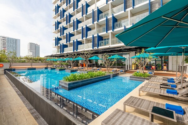Outdoor pool, open 6 AM to 10 PM, pool umbrellas, sun loungers - TUI BLUE Nha Trang (Nha Trang)