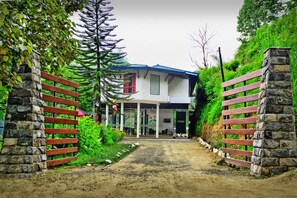 Property entrance - Ellas Edge Resort (Ella)