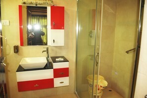 Phòng đôi Deluxe | Phòng tắm | Buồng tắm vòi sen, đồ dùng nhà tắm miễn phí, khăn tắm