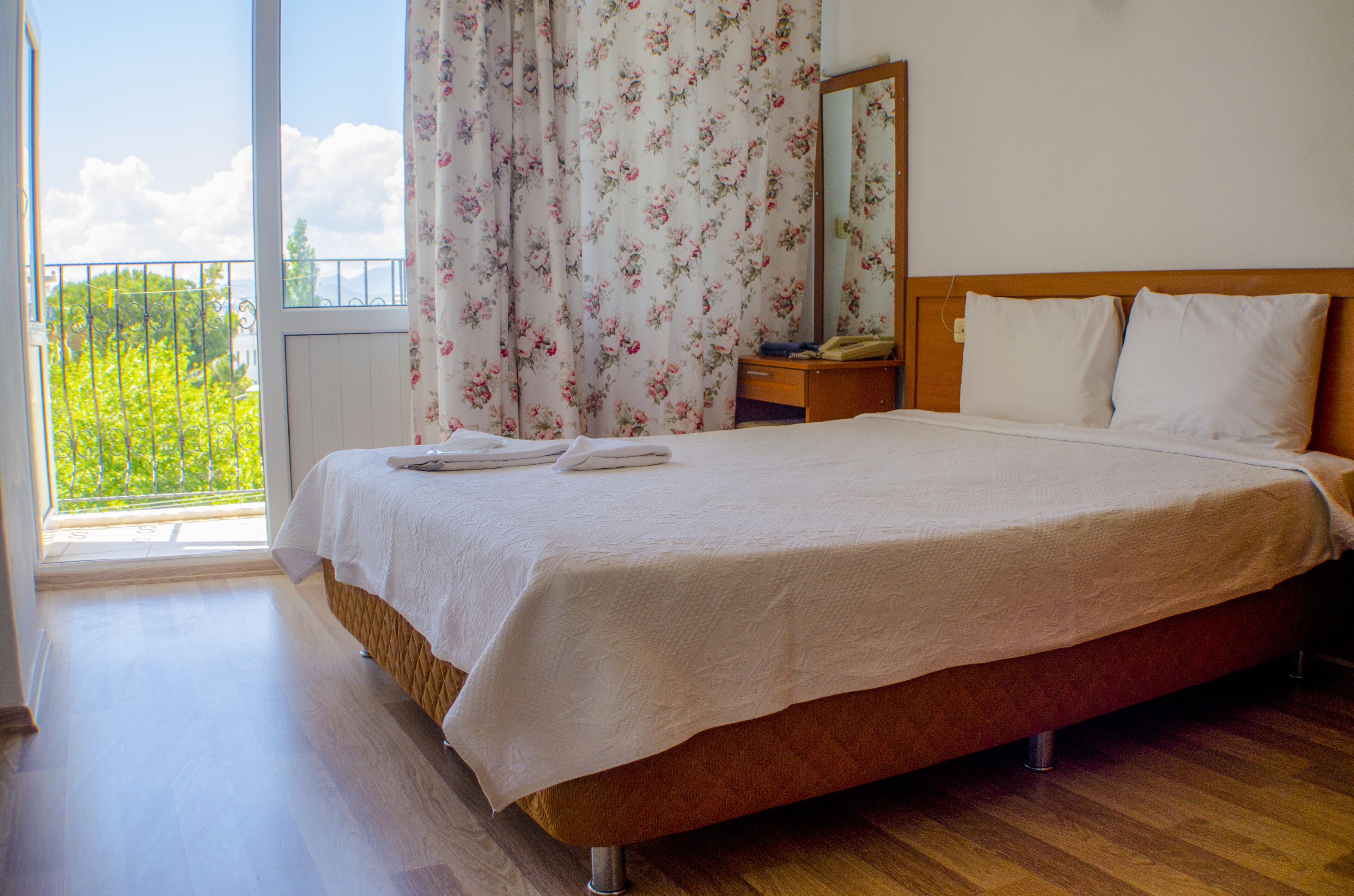 Standard Double Room, 1 Double Bed | Két bảo mật tại phòng, bàn, phòng cách âm 