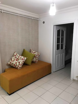 Casa clásica, 1 habitación | Área de sala de estar | Televisión de pantalla plana