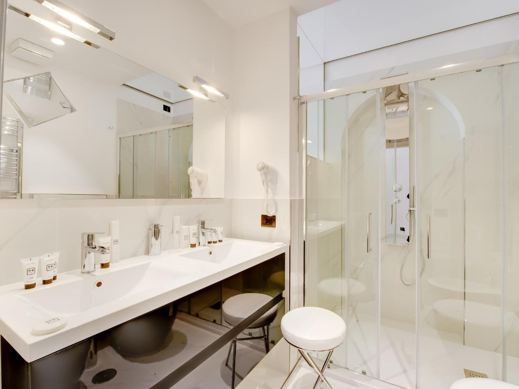 Photo - Queen Palace Suites