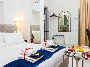 Superior Suite | 1 bedroom, minibar, in-room safe, desk - Queen Palace Suites (Rome)